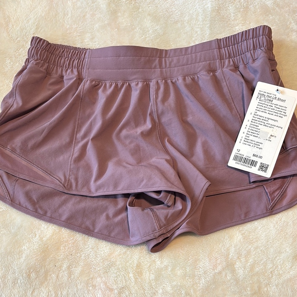 Women's Lululemon Hotty Hot 2.5” LR in Lavender Lux Athletic Shorts